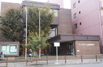 ���ӊ��@�k�Y�a�}���� �����R�������ɂ���Â��ŗ����������}���قł��B�w�Z�ւ̃T�[�r�X���_�Ƃ��āA�w�Z�}���َx���Z���^�[�𕹐݂��Ă��܂��B  ���p����	 �Ηj���`���j���F�ߑO9���`�ߌ�8�� 