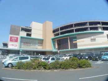 ���ӊ��@�C�I���k�˓c �C�I���X�^�C����141�̐��X����Ȃ�V���b�s���O�Z���^�[�ł���i1350m�j