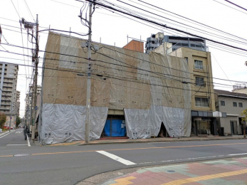 ���}�@�`�ÉƗL�����n�ʐ^�`�������܉�̒��ł�