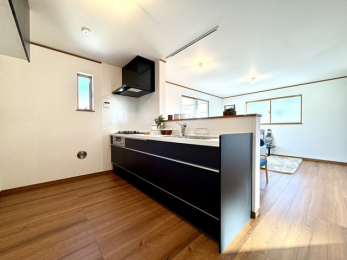 �����v������i���ώʐ^�j�@�`�L�b�`���`�E���d�l�E�@ �ؖڂ̉�����Ɛ������ꂽ�u���b�N�̃L�b�`�������a���A�S�n�悢���邳�ɖ�������ԁB���R�ȕ��������A����ɉ��₩�ȍʂ��Y���܂� 